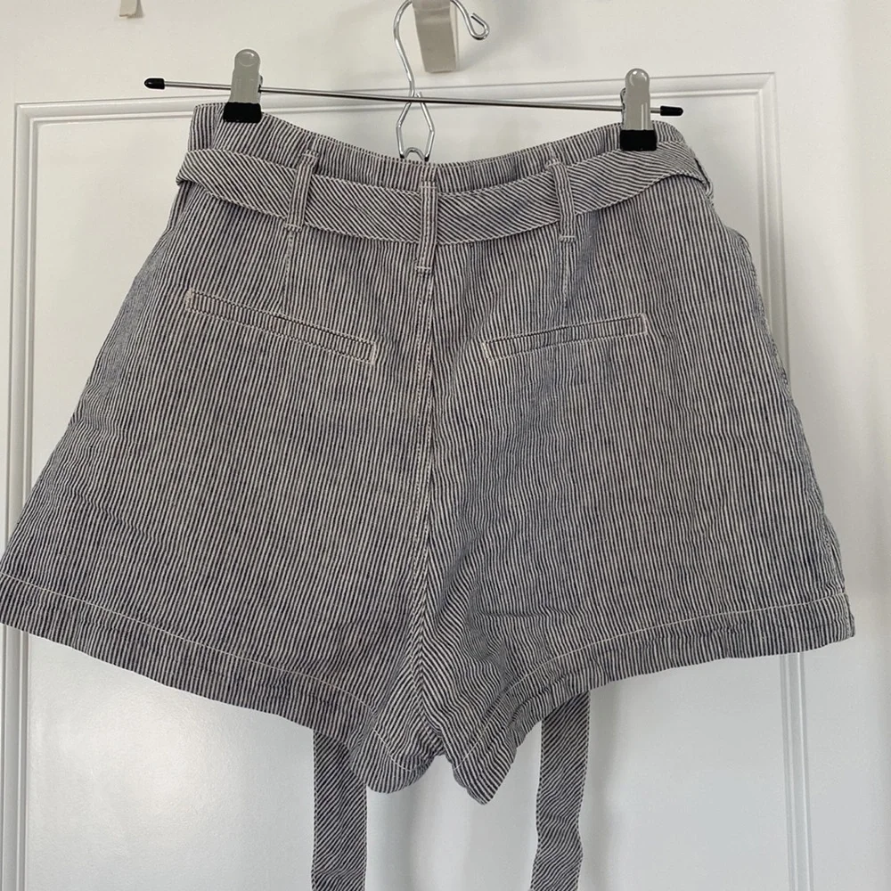 ABERCROMBIE & FITCH PIN STRIPED LINEN SHORTS - Picture 3 of 4